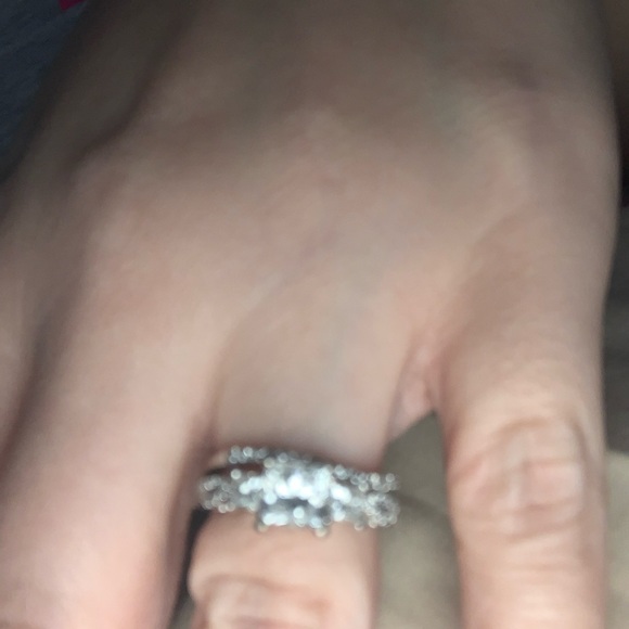 VERRAGIO Engagement Ring Princess cut 3 stone size 6.5. 6,500 for the ring. - Picture 11 of 15